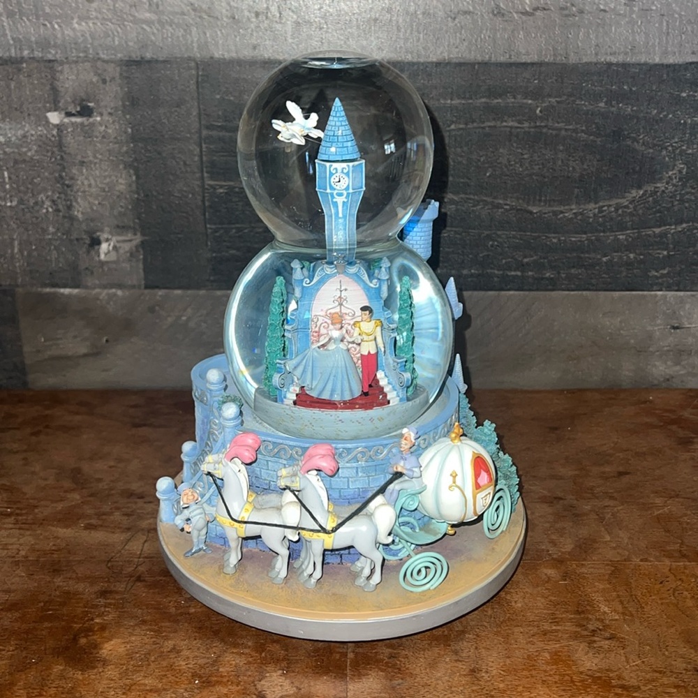 Disney’s Cinderella “A Dream is a wish your heart makes” Snow Globe